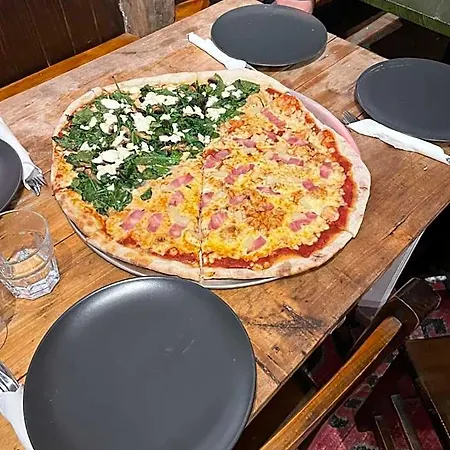 Vagabond Vieiras Beds & Communal Dinner Included Le-210 ホテル